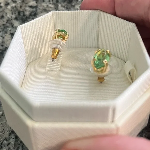 Chic Green Marquise Stud Earrings - Picture 4 of 6